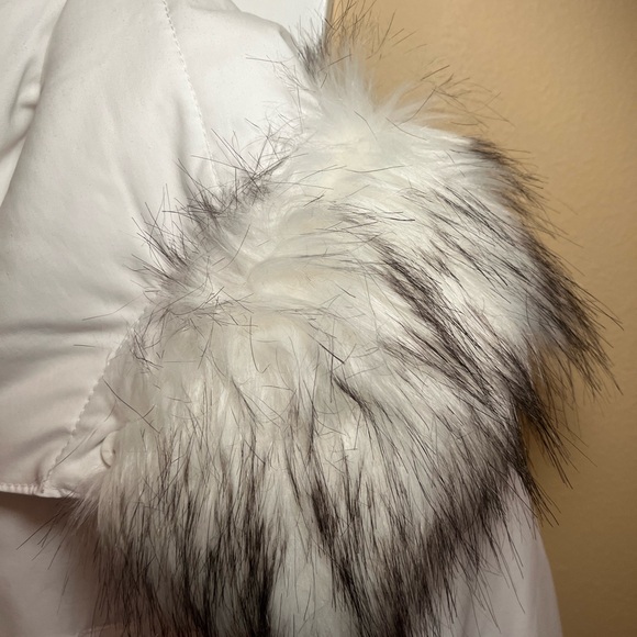 1 Madison Expedition White Quilted Parka with Faux Fur Trim - Picture 10 of 16